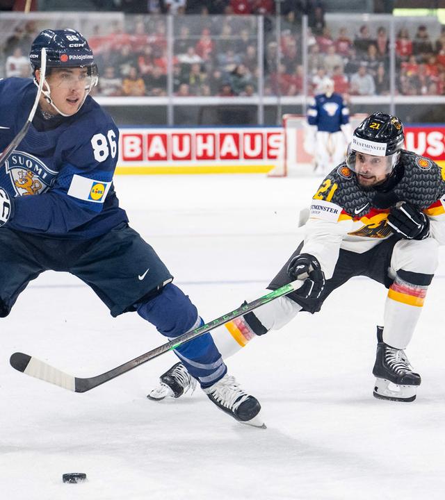 Deutschlands Nicolas Krammer im Kampf um den Puck mit Finnlands Teuvo Teravainen