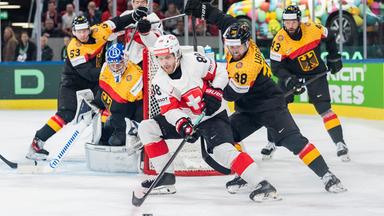 Christoph Bertschy (l.) kämpft um den Puck gegen den Fabio Wagner