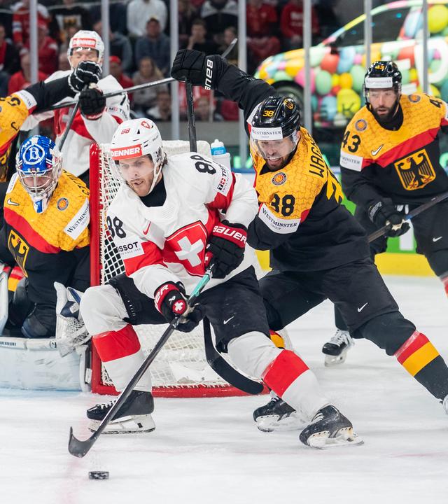 Christoph Bertschy (l.) kämpft um den Puck gegen den Fabio Wagner