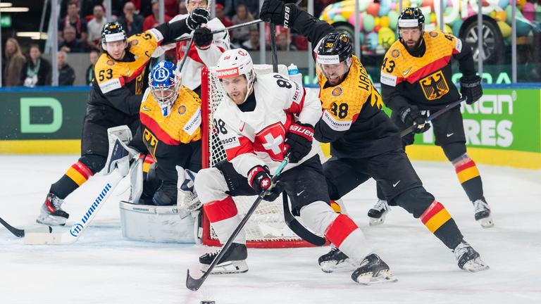 Christoph Bertschy (l.) kämpft um den Puck gegen den Fabio Wagner