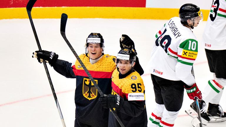 Eishockey-WM: Deutschland - Ungarn. Deutschlands Josh Samanski (l) jubelt über sein Tor zum 2:0