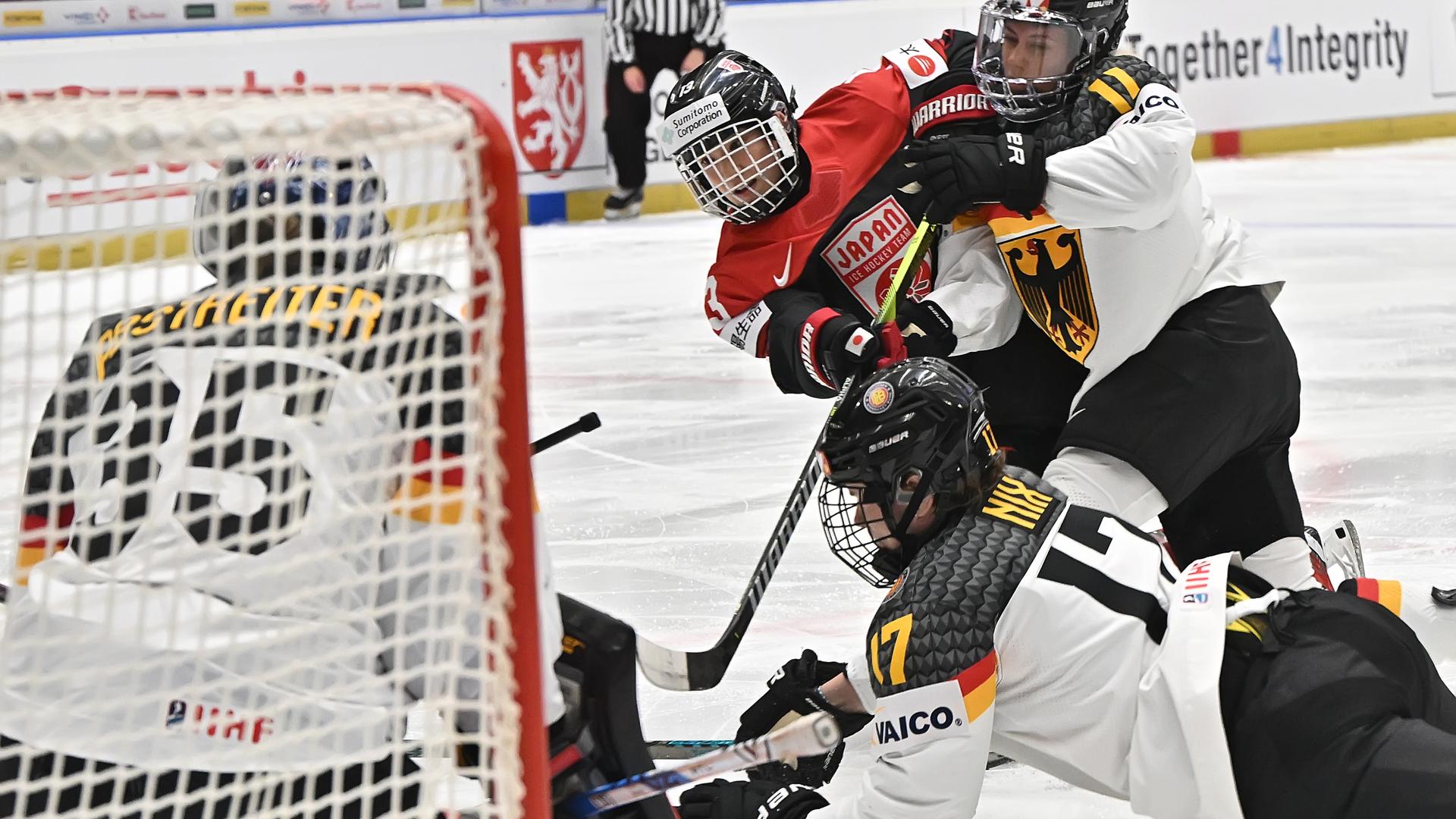 Eishockey-WM der Frauen, Deutschland - Japan: Nicola Hadraschek und Emily Nix versuchen, die Japanerin Rui Ukit (Zweite von rechts) zu stoppen. Links Torhüterin Sandra Abstreiter.