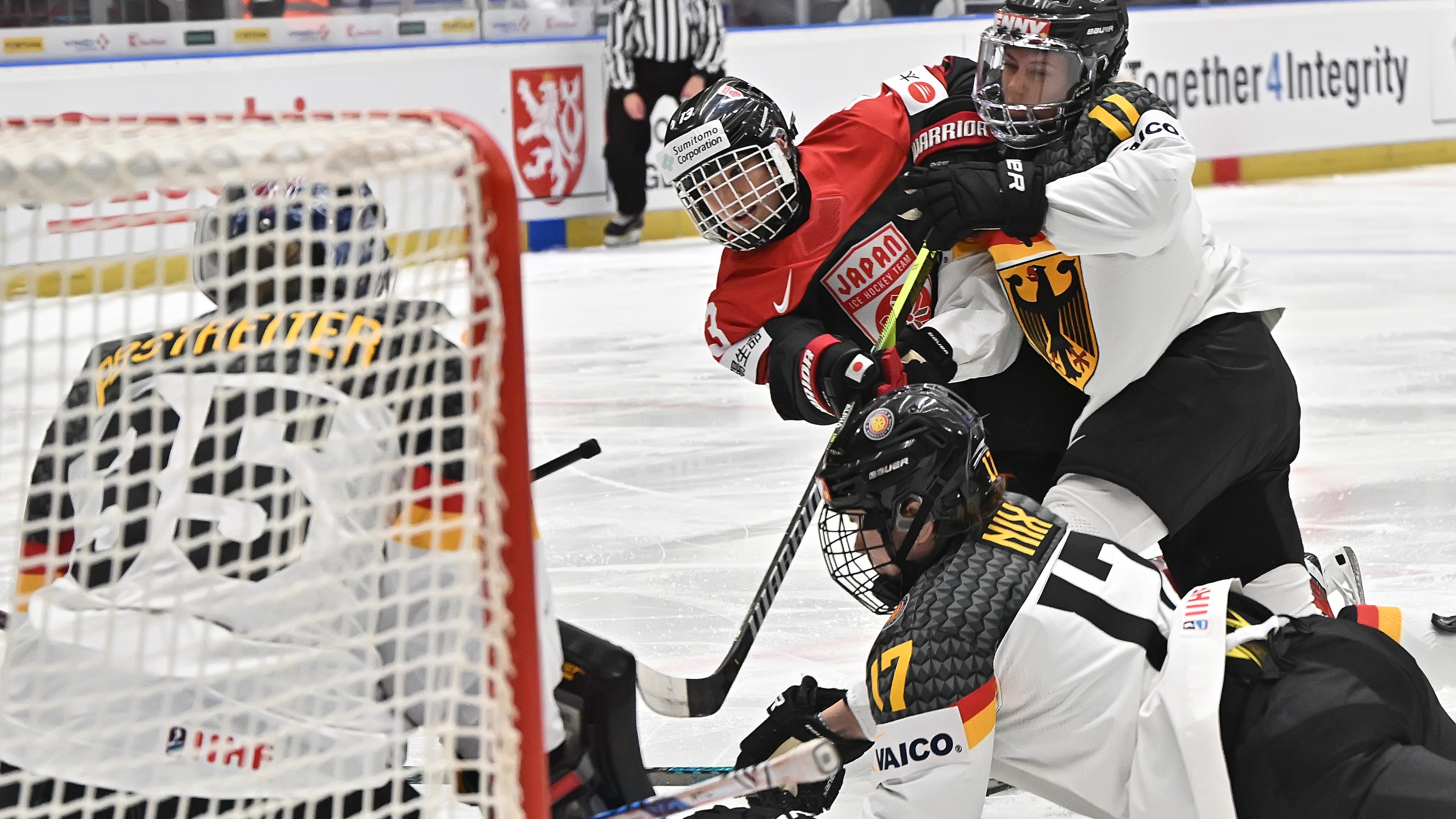 Eishockey-WM der Frauen, Deutschland - Japan: Nicola Hadraschek und Emily Nix versuchen, die Japanerin Rui Ukit (Zweite von rechts) zu stoppen. Links Torhüterin Sandra Abstreiter.
