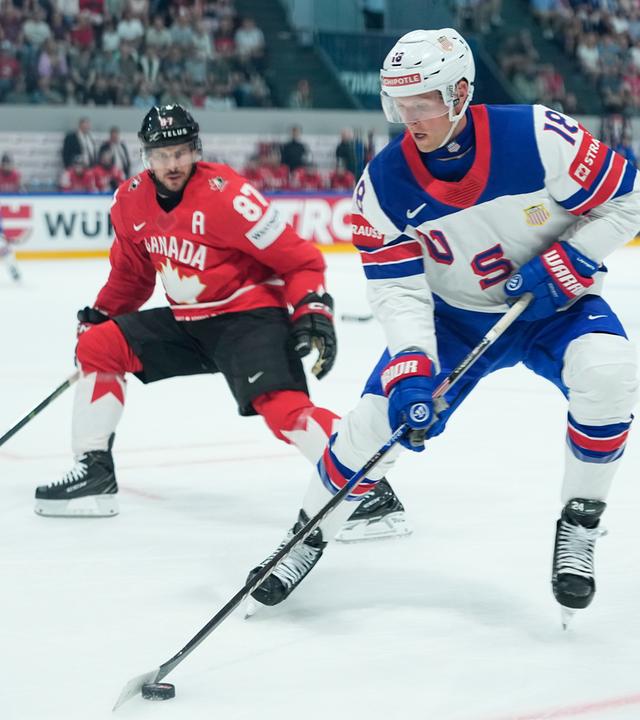  Sam Lafferty (r) von den Vereinigten Staaten und Kanadas Sidney Crosby in Aktion