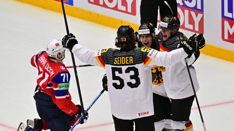 Dänemark, Herning: Eishockey: WM, Norwegen - Deutschland, Vorrunde, Gruppe B, Gruppenspielrunde. Deutschlands Yasin Ehliz (M) jubelt nach seinem Tor zum 0:1 mit Tim Stützle (r) und Moritz Seider.