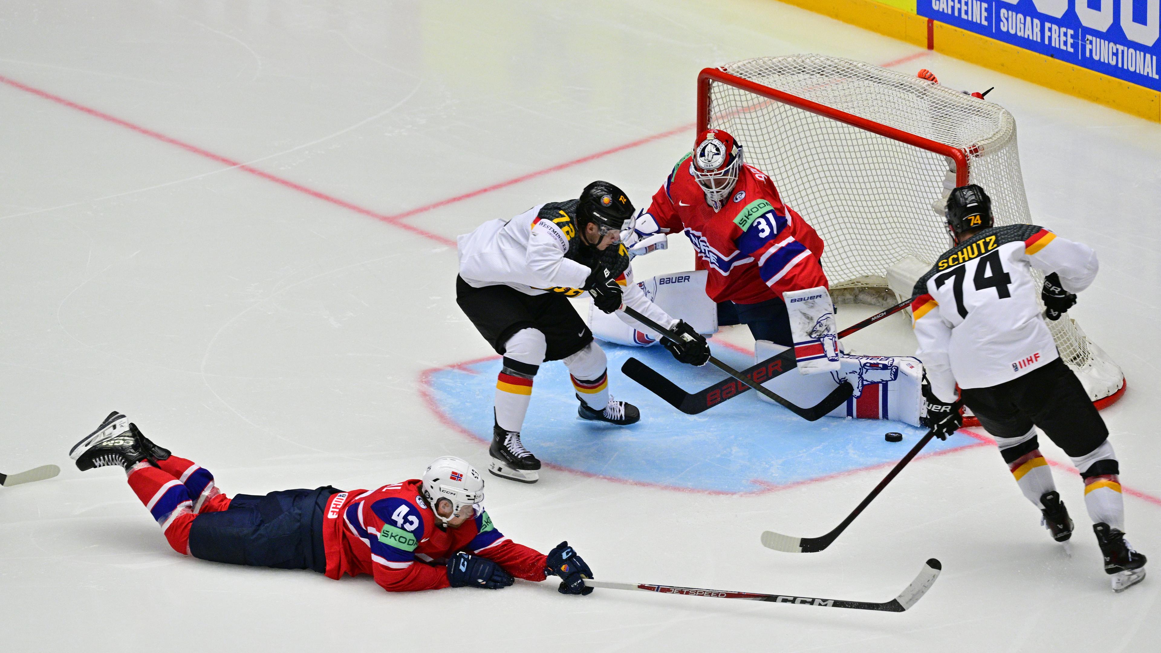 Dänemark, Herning: Eishockey: WM, Norwegen - Deutschland, Vorrunde, Gruppe B, Gruppenspielrunde. Deutschlands Dominik Kahun (l) und Justin Schütz Jonas Arntzen (r) in Aktion vor Norwegens Torhüter Jonas Arntzen.