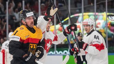 Eishockey: WM, Schweiz - Deutschland. Der Schweizer Sven Andrighetto (Mitte) feiert sein Tor zum 6:0 mit Teamkollege Pius Suter (rechts). Der Deutsche Maximilian Kastner (links) zeigt Niedergeschlagenheit.