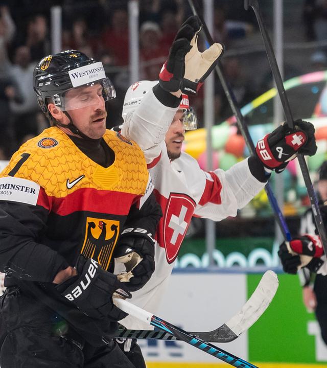 Eishockey: WM, Schweiz - Deutschland. Der Schweizer Sven Andrighetto (Mitte) feiert sein Tor zum 6:0 mit Teamkollege Pius Suter (rechts). Der Deutsche Maximilian Kastner (links) zeigt Niedergeschlagenheit.