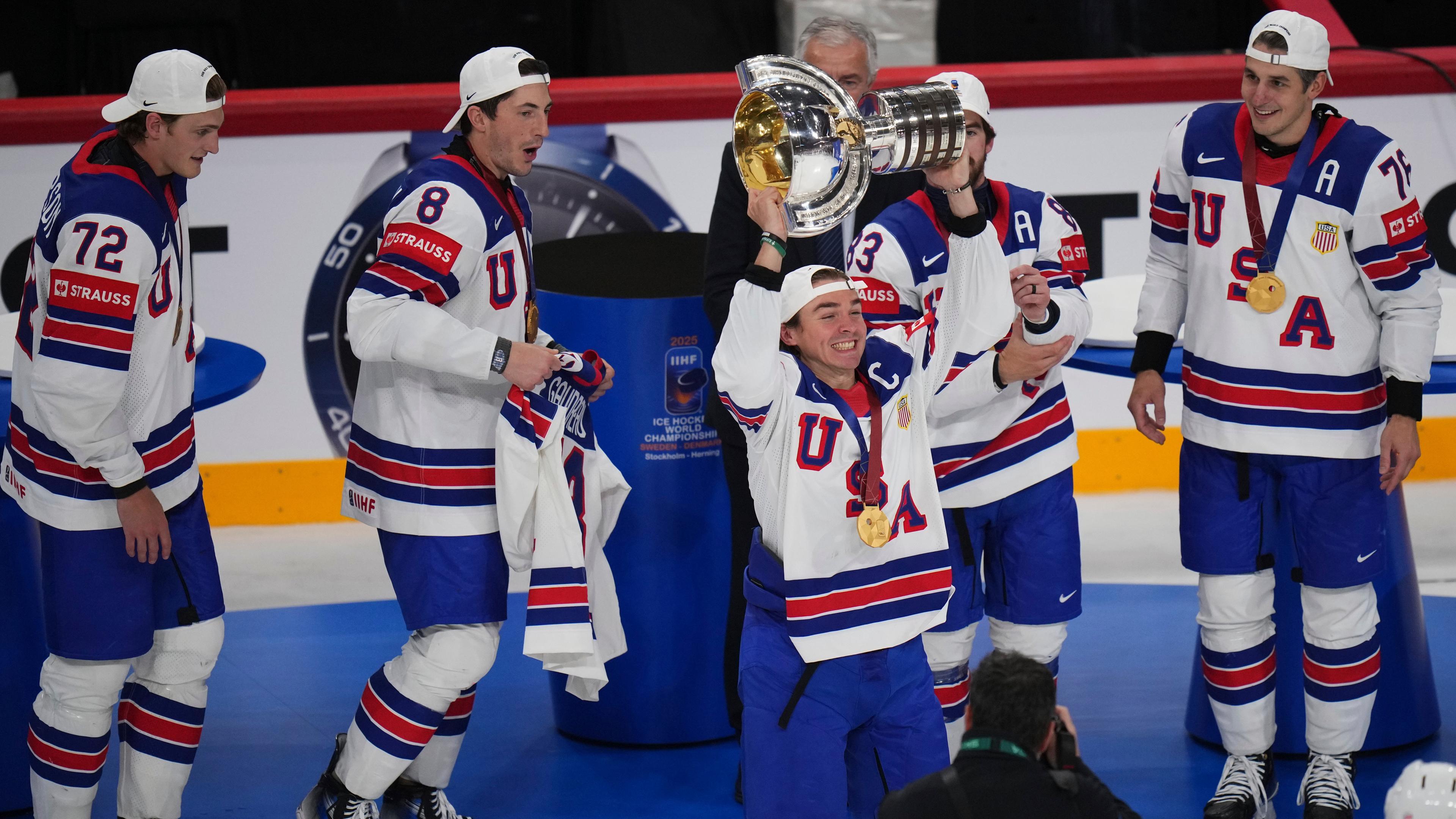 Die US-Spieler jubeln mit dem WM-Pokal