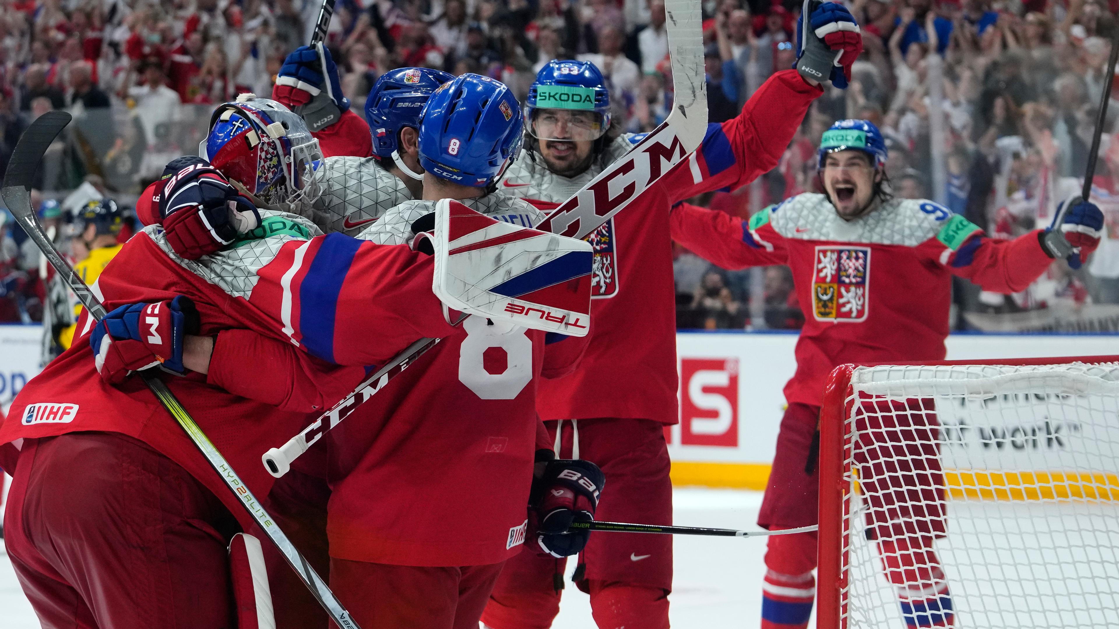 Torhüter Lukas Dostal von Tschechien feiert mit seinen Teamkollegen nach dem Halbfinalspiel gegen Schweden.