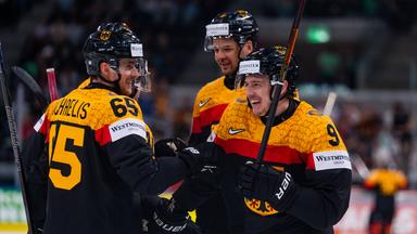 Eishockeyspieler Leon Gawanke und Marc Michaelis freuen sich über den 6:1-Treffer während des Vorrundenspiels zwischen Deutschland und Ungarn bei der IIHF-Eishockey-Weltmeisterschaft in der Swiss Life Arena am 22.05.2026 in Zürich, Schweiz. 