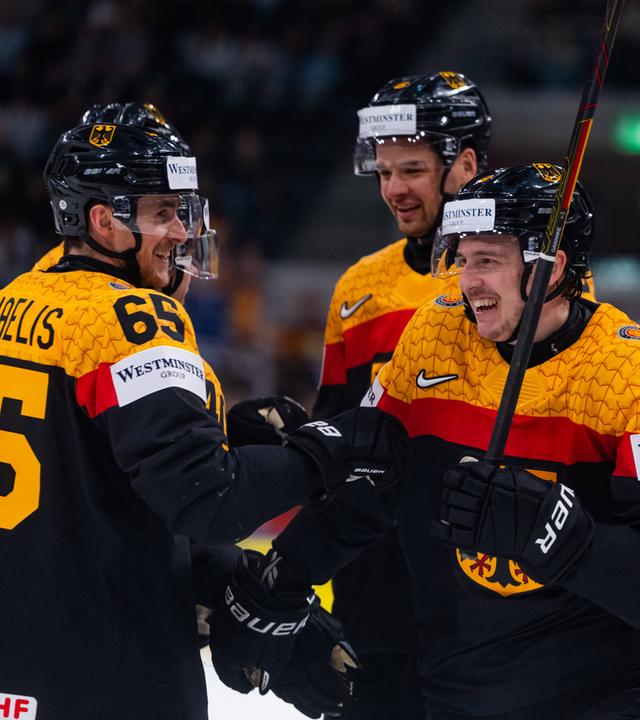 Eishockeyspieler Leon Gawanke und Marc Michaelis freuen sich über den 6:1-Treffer während des Vorrundenspiels zwischen Deutschland und Ungarn bei der IIHF-Eishockey-Weltmeisterschaft in der Swiss Life Arena am 22.05.2026 in Zürich, Schweiz. 