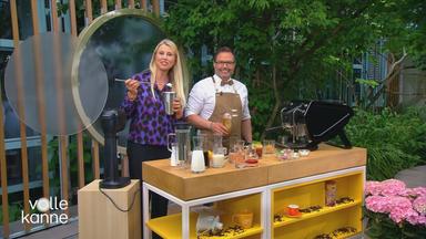Nadine Krüger und Alessandro Metafune im "Volle Kanne"-Artrium. Es macht Eiskaffee-Spezialitäten.