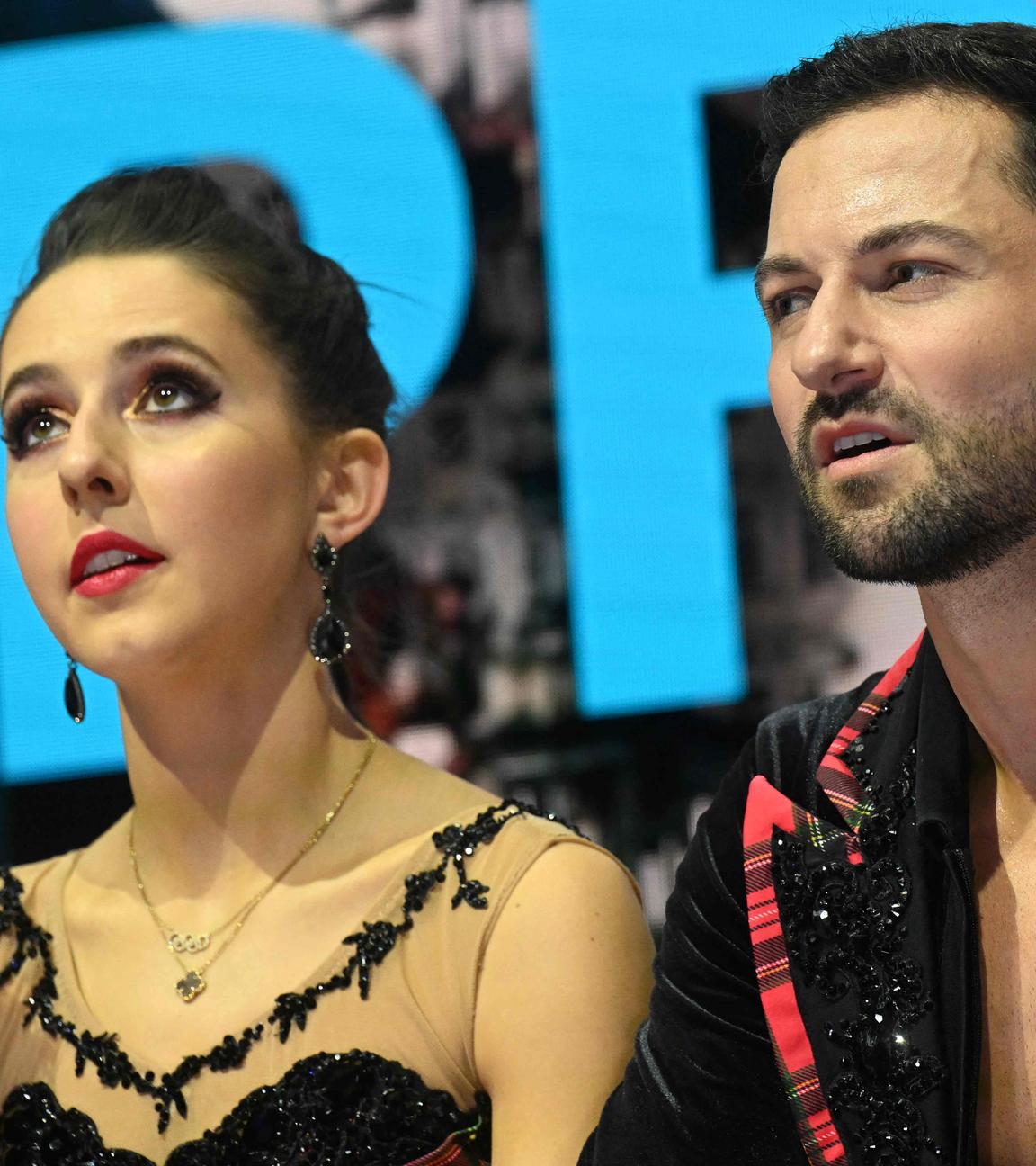 Lilah Fear und Lewis Gibson (Großbritannien) nach ihrer Kür beim Eistanz-Freie-Tanz-Wettbewerb.