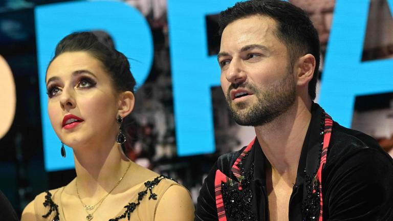 Lilah Fear und Lewis Gibson (Großbritannien) nach ihrer Kür beim Eistanz-Freie-Tanz-Wettbewerb.