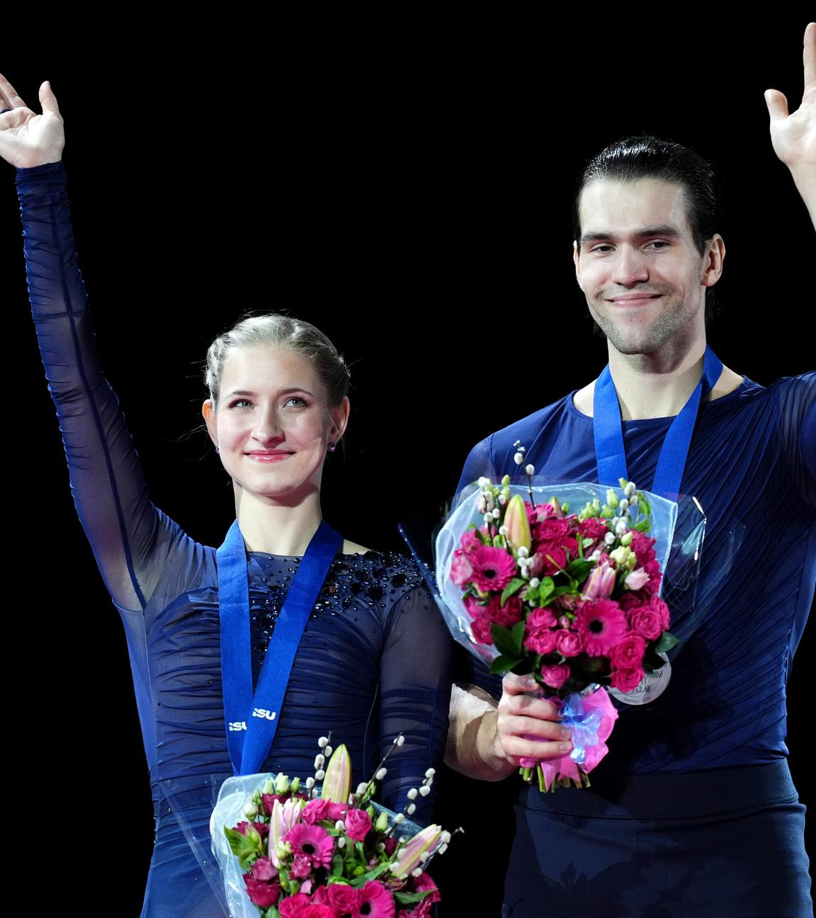 Eiskunstläufer Minerva Hase und Nikita Volodin bei der Siegerehrung