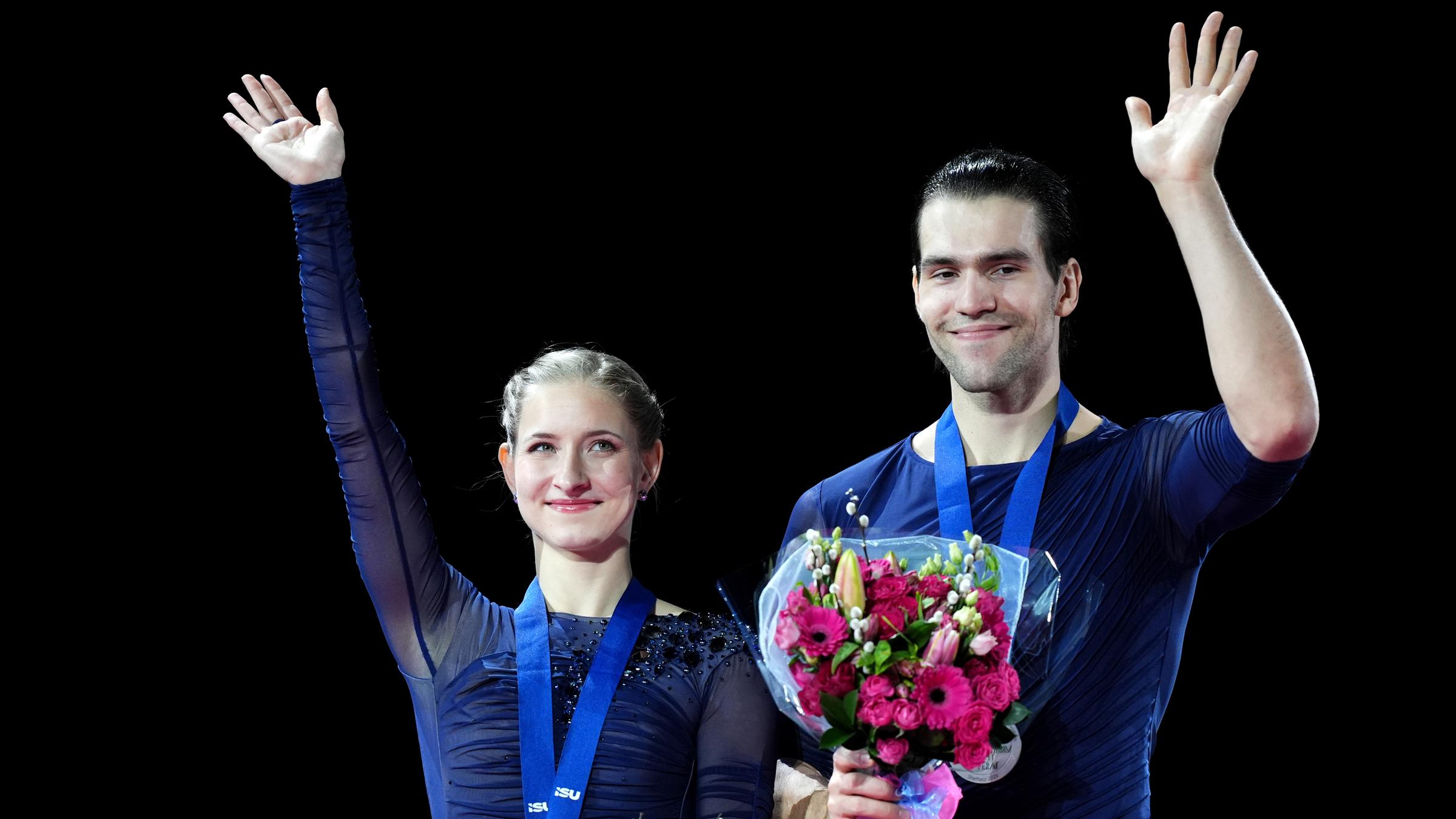 Eiskunstläufer Minerva Hase und Nikita Volodin bei der Siegerehrung