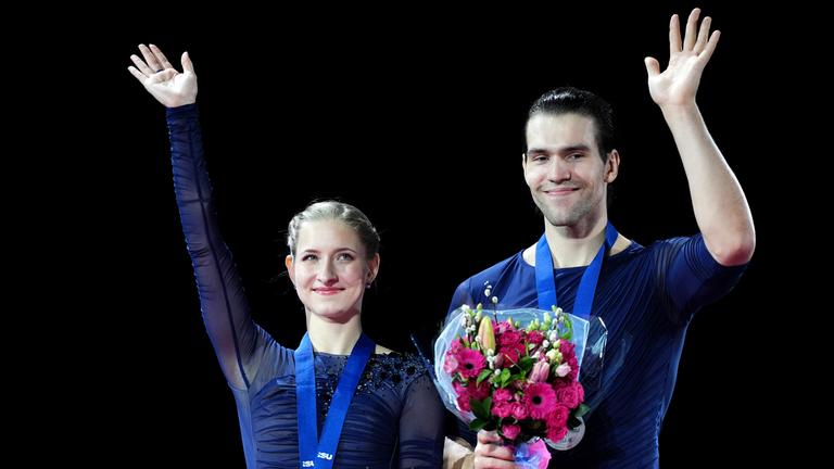 Eiskunstläufer Minerva Hase und Nikita Volodin bei der Siegerehrung