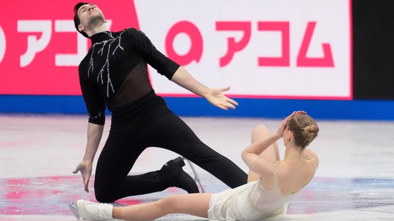 Das deutsche Eiskunstlauf-Duo Minerva Fabienne Hase und Nikita Volodin während ihrer Kür.