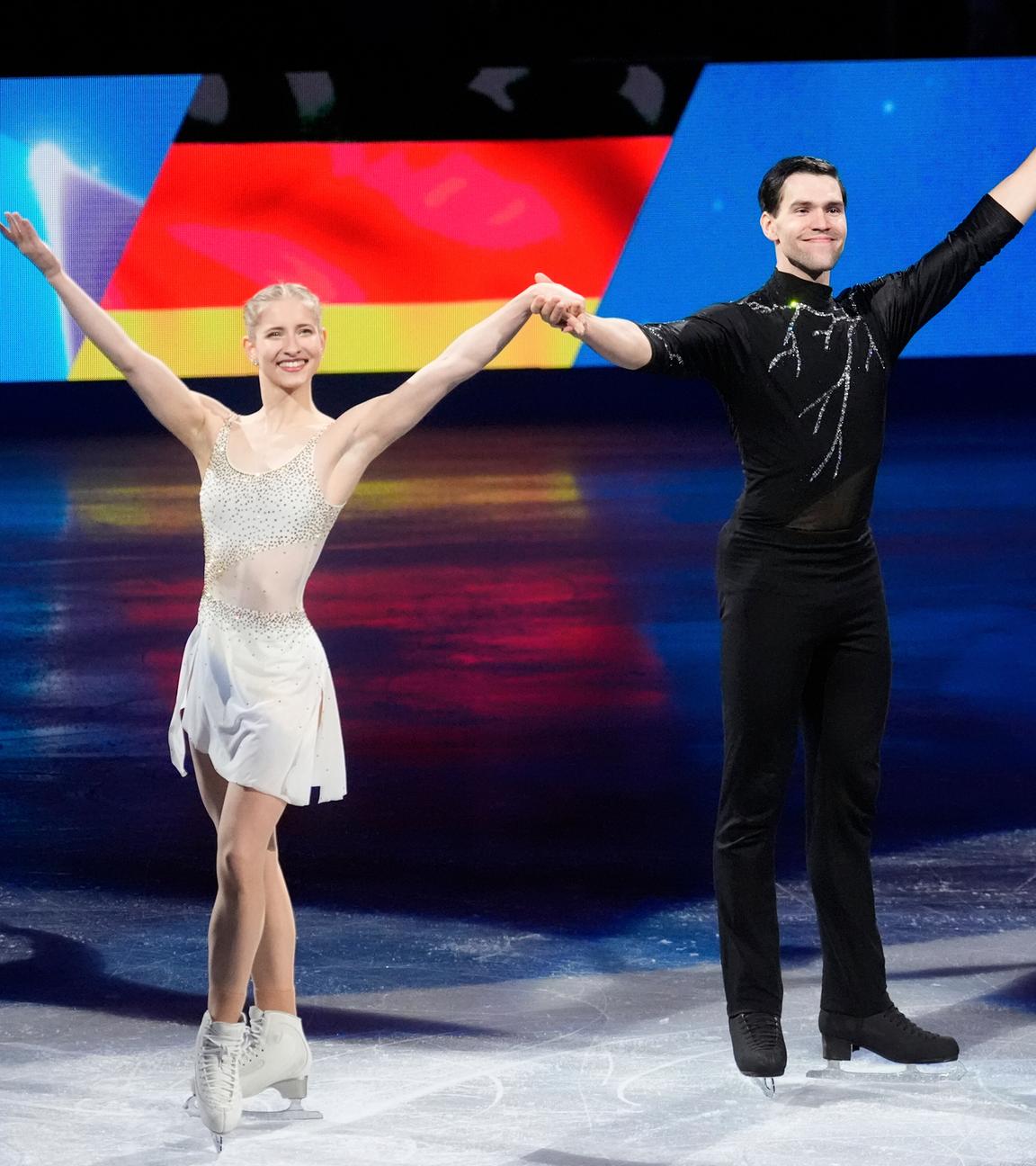 Das deutsche Eiskunstlauf-Duo Minerva Fabienne Hase und Nikita Volodin nach ihrer Kür.