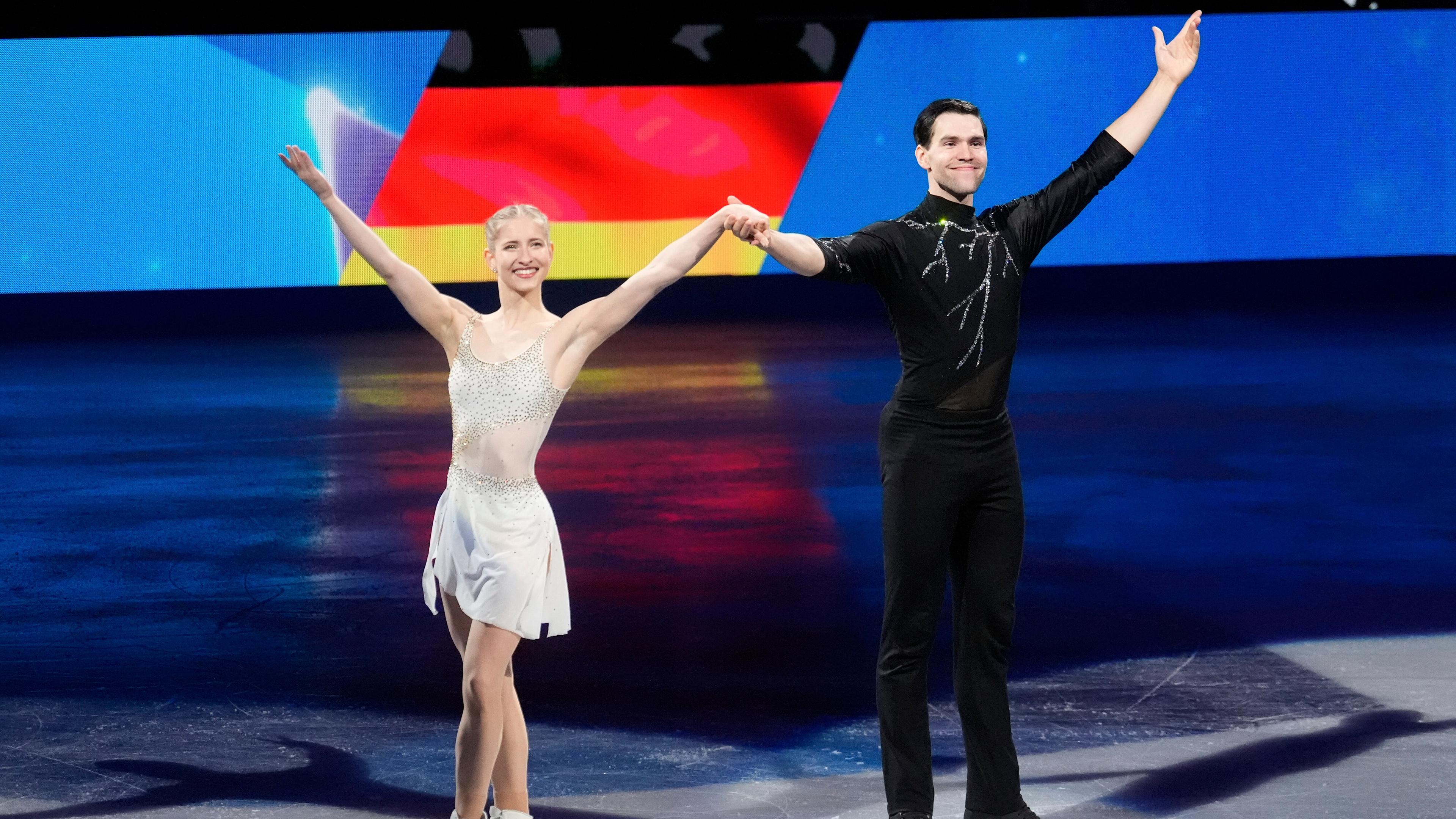 Das deutsche Eiskunstlauf-Duo Minerva Fabienne Hase und Nikita Volodin nach ihrer Kür.