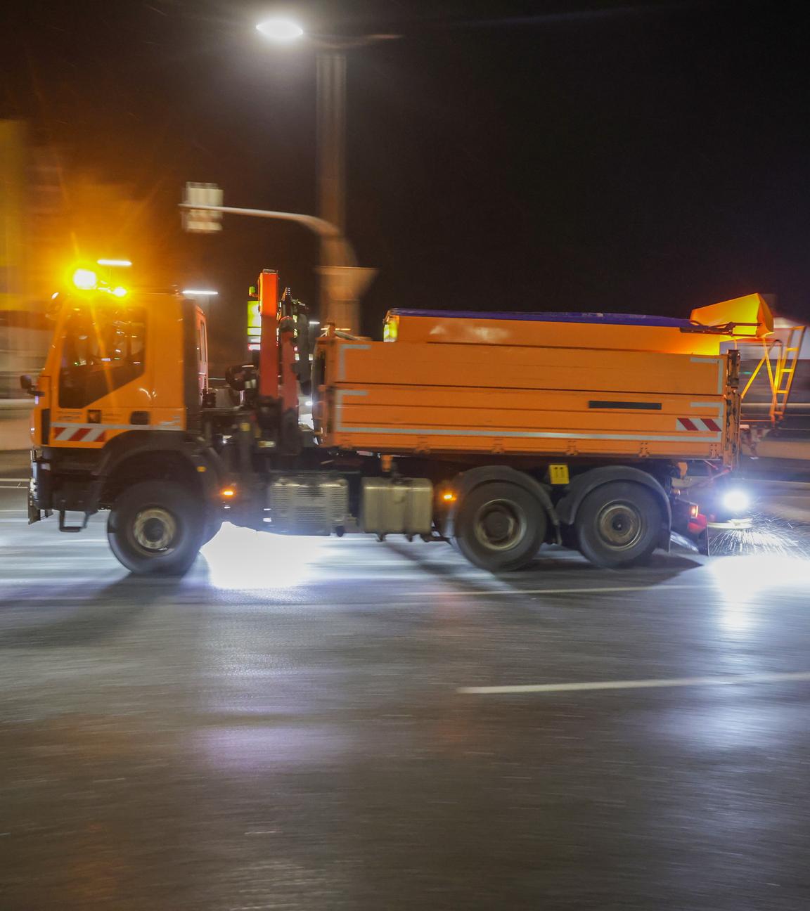 Ein Streuwagen imEinsatz bei Riedlingen in Baden-Württemberg.