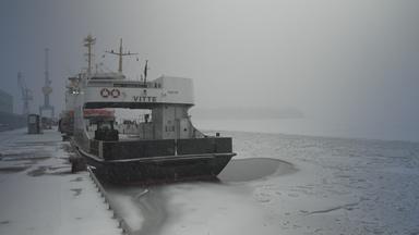 Boote in eingefrorenem Hafeb