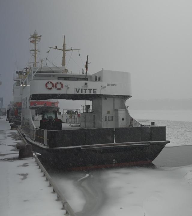 Boote in eingefrorenem Hafeb