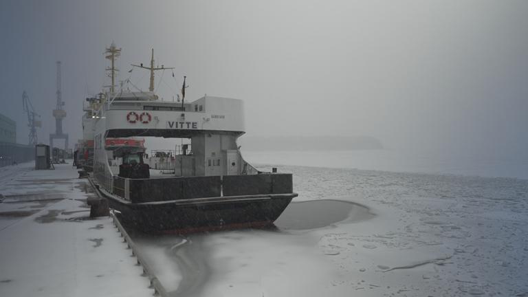 Boote in eingefrorenem Hafeb