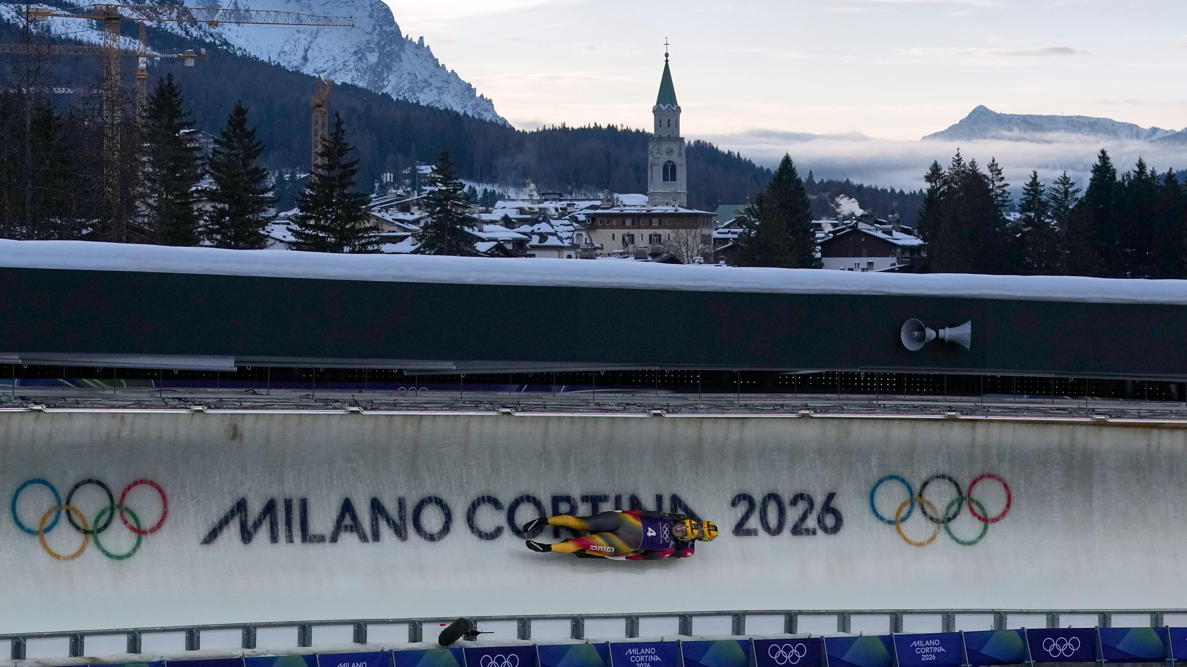 Dajana Eitberger und Magdalena Matschina fahren den Eiskanal hinunter am 10.02.2026 in Cortina d'Ampezzo.