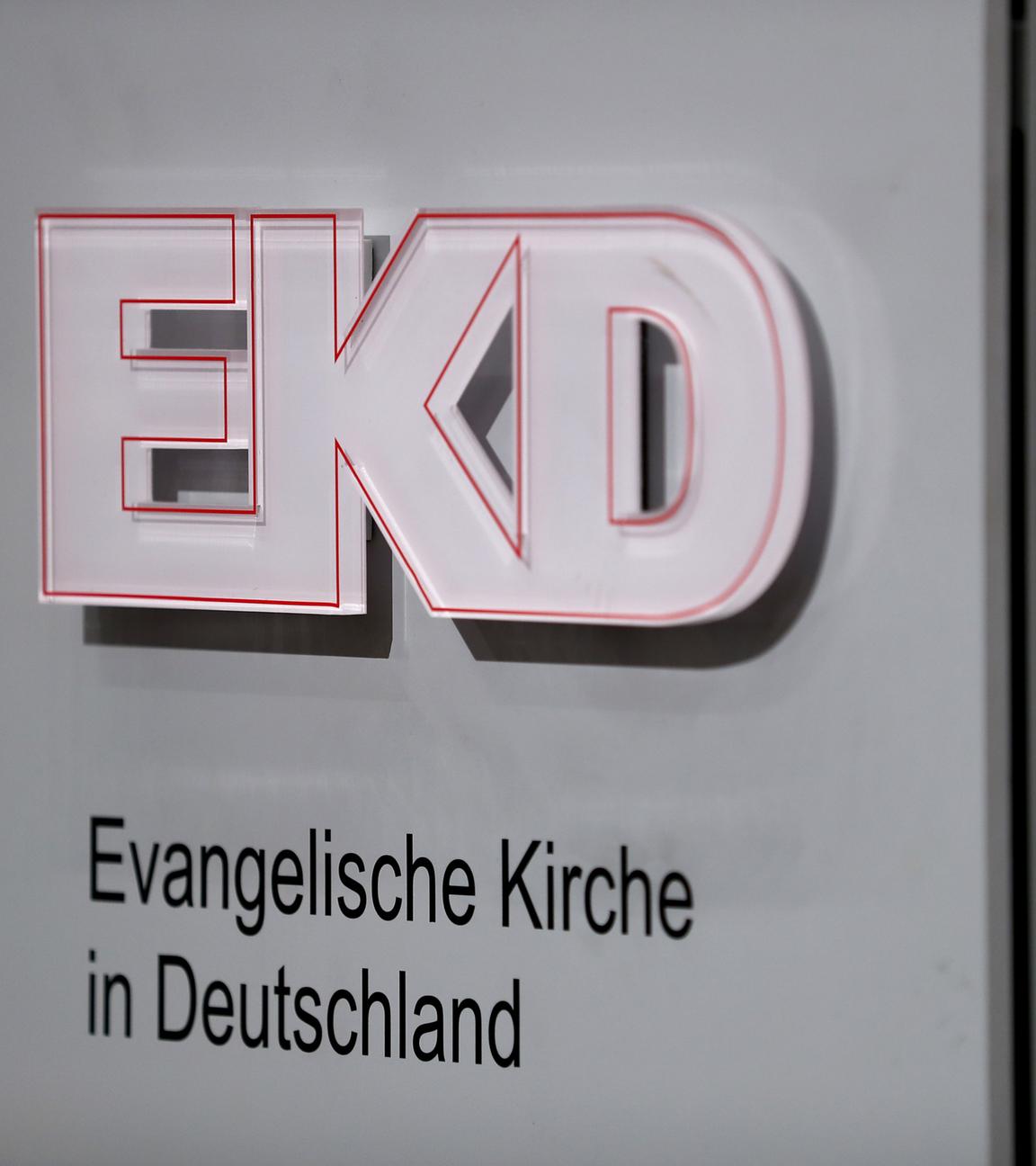 Schild mit Logo und Schriftzug Evangelische Kirche in Deutschland