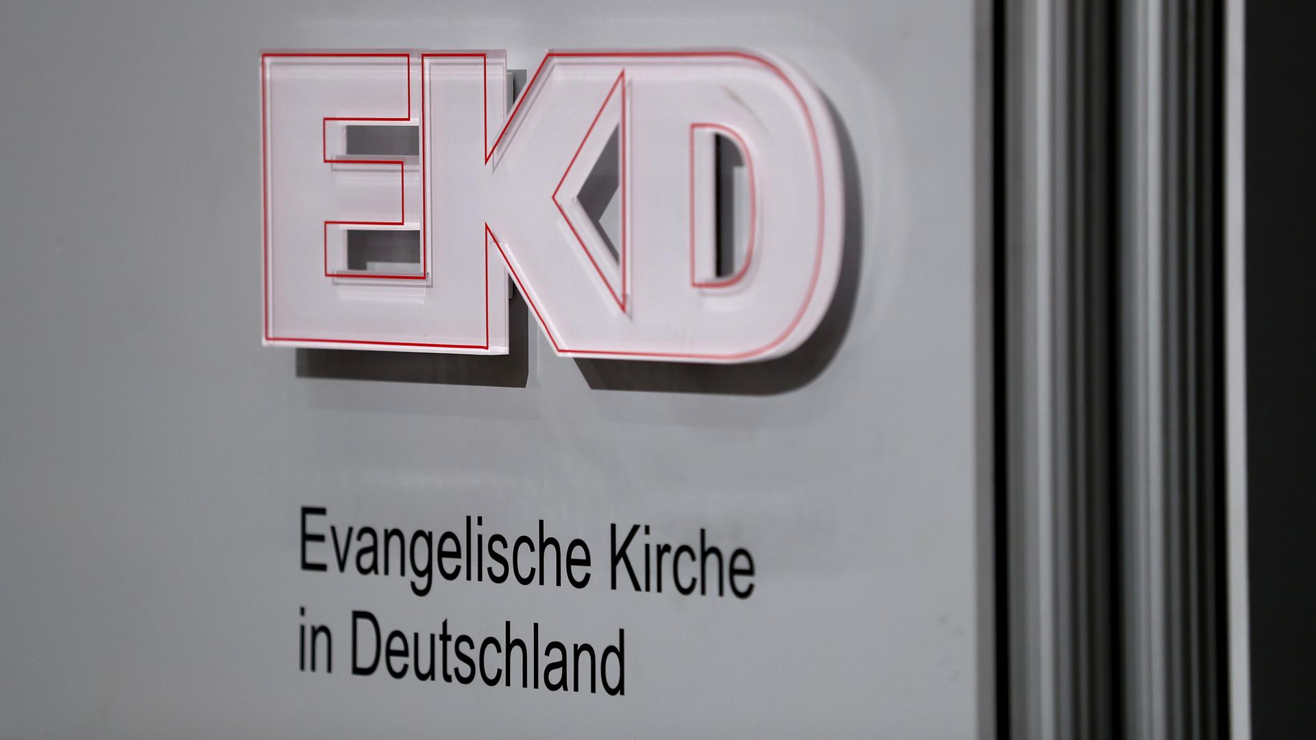 Schild mit Logo und Schriftzug Evangelische Kirche in Deutschland