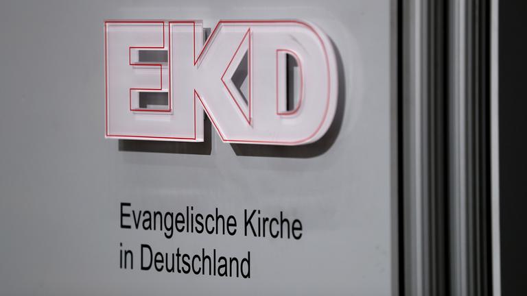 Schild mit Logo und Schriftzug Evangelische Kirche in Deutschland