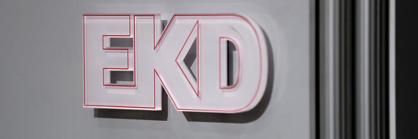 Schild mit Logo und Schriftzug Evangelische Kirche in Deutschland