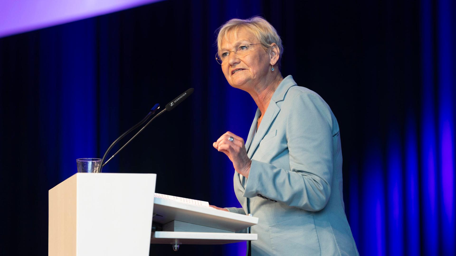 Die EKD-Ratsvorsitzende Bischöfin Kirsten Fehrs während einer Rede bei der 6. Tagung der 13. Synode der Evangelischen Kirche in Deutschland (EKD) am 09.11.2025 in Dresden.