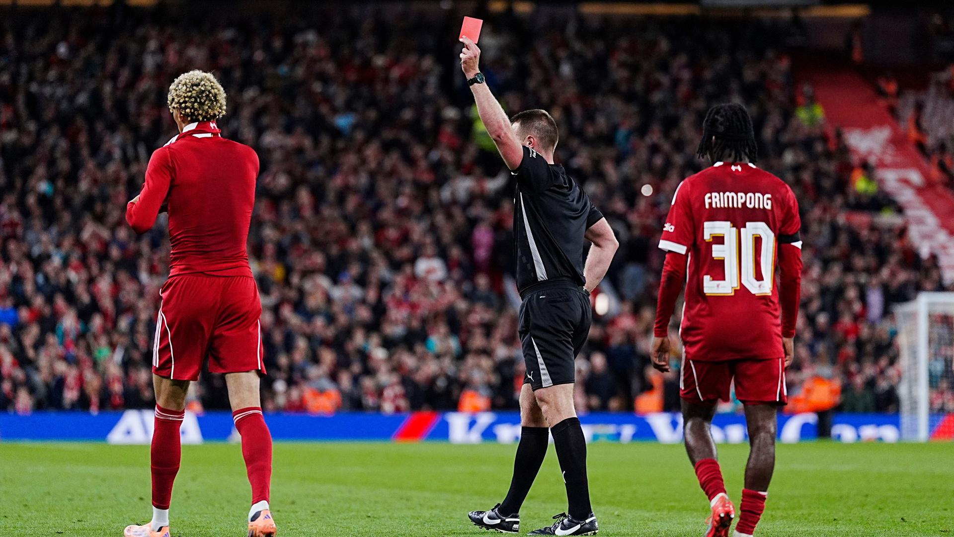 Erst das Siegtor geschossen, dann runter vom Platz: Hugo Ekitiké sieht wegen Trikot-Ausziehens Gelb-Rot.