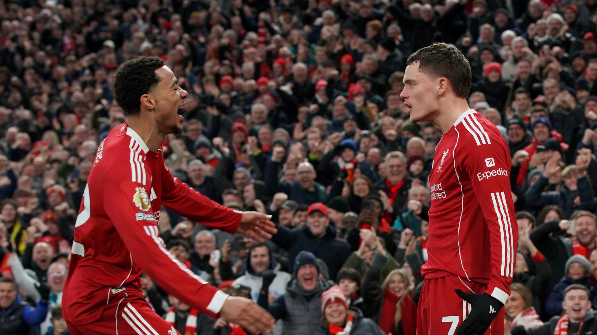 Liverpools Florian Wirtz (rechts) feiert mit Mannschaftskamerad Hugo Ekitiké sein Tor zum 2:0 gegen die Wolverhampton Wanderers.
