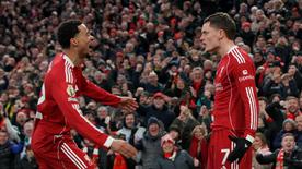 Florian Wirtz i Liverpool-it (djathtas) feston golin e tij me shokun e skuadrës Hugo Ekitiké për të shënuar 2-0 kundër Wolverhampton Wanderers.