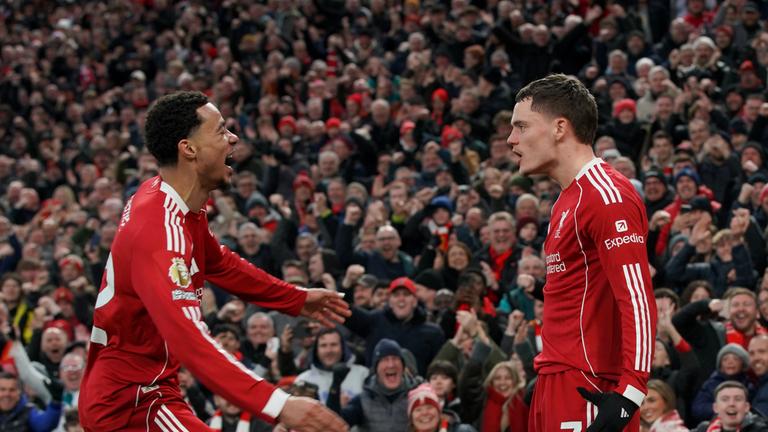 Liverpools Florian Wirtz (rechts) feiert mit Mannschaftskameraad Hugo Ekitike sein Tor zum 2:0 gegen die Wolverhampton Wanderers