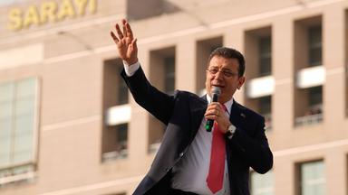 Istanbuls Bürgermeister Ekrem Imamoglu spricht zu seinen Anhängern vor dem Istanbuler Gerichtsgebäude.