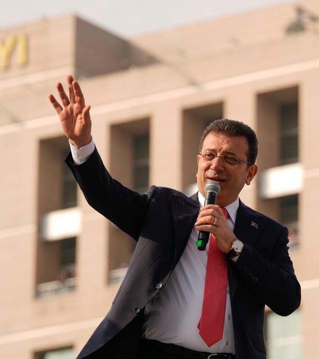 Istanbuls Bürgermeister Ekrem Imamoglu spricht zu seinen Anhängern vor dem Istanbuler Gerichtsgebäude.