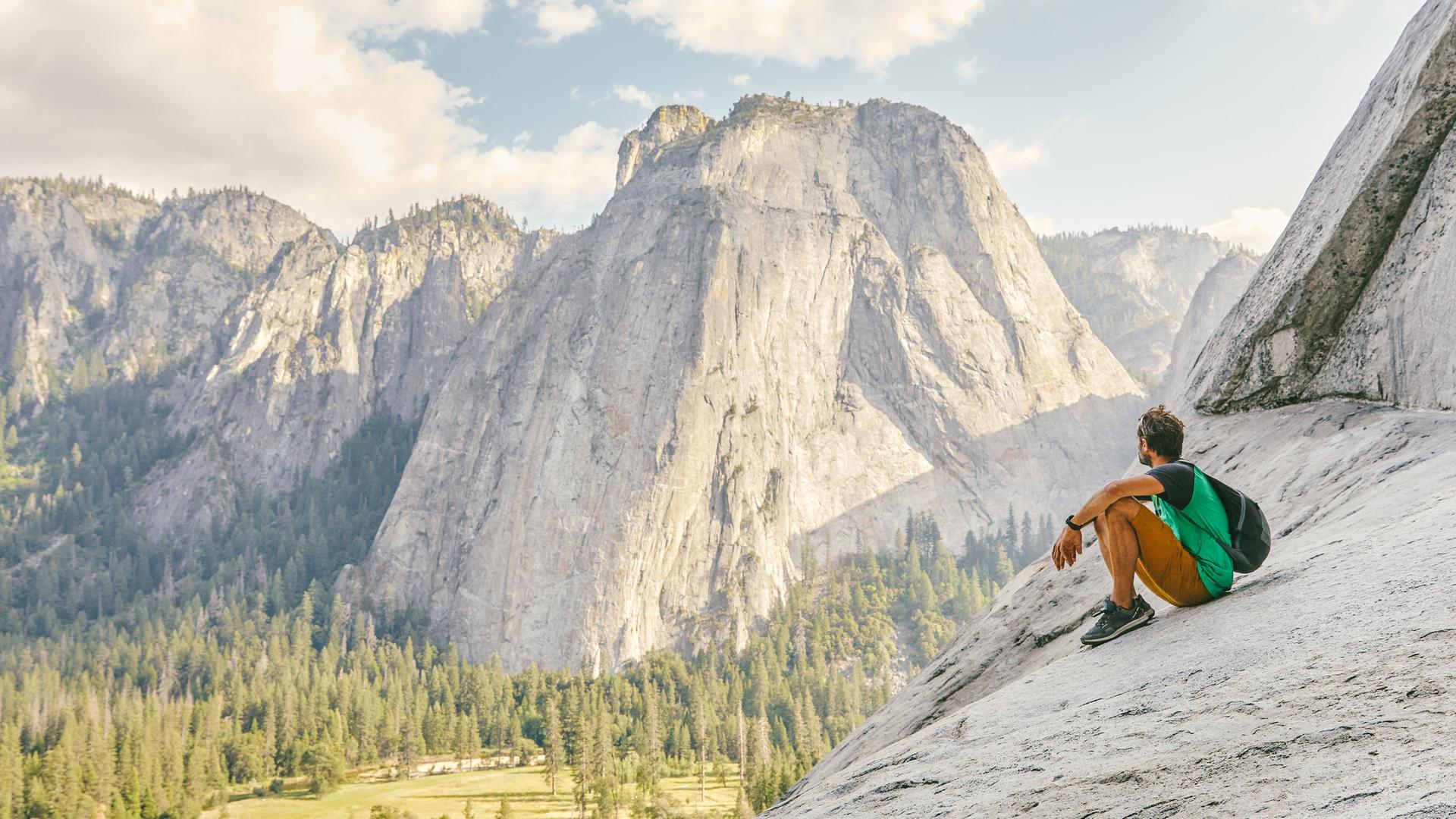 Ein Mann sitzt auf dem El Capitan und schaut auf den Yosemite Nationalpark. (Archiv)