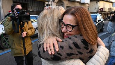 Menschen feiern den Gewinn des ersten Preises der El Gordo-Lotterie, 79.432, in der Stadt La Baneza, Provinz León, am 22. Dezember 2025.