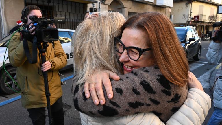 Menschen feiern den Gewinn des ersten Preises der El Gordo-Lotterie, 79.432, in der Stadt La Baneza, Provinz León, am 22. Dezember 2025.
