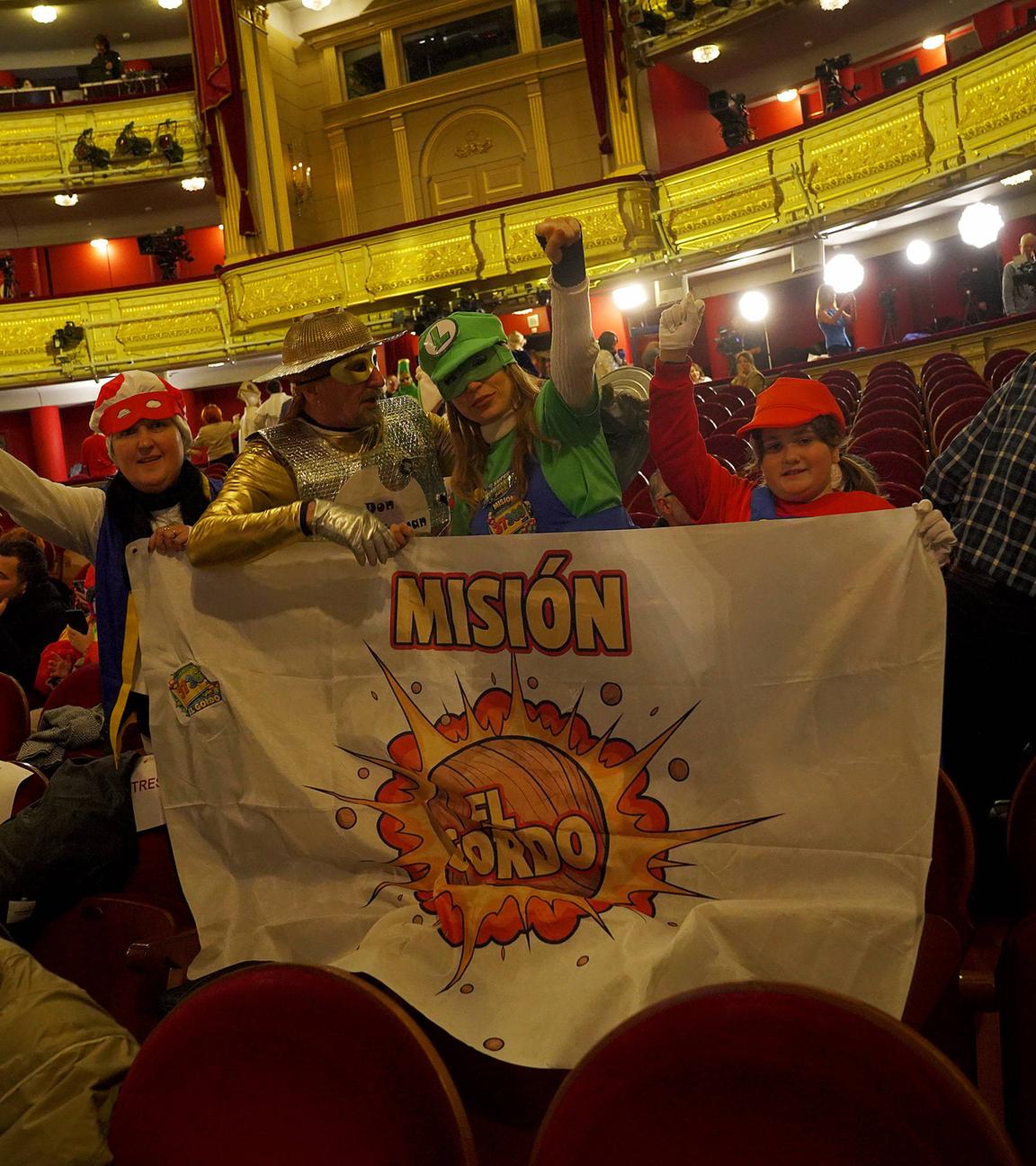 Mehrere kostümierte Personen warten am 22. Dezember 2025 auf den Beginn der außergewöhnlichen Weihnachtslotterieziehung 2025.