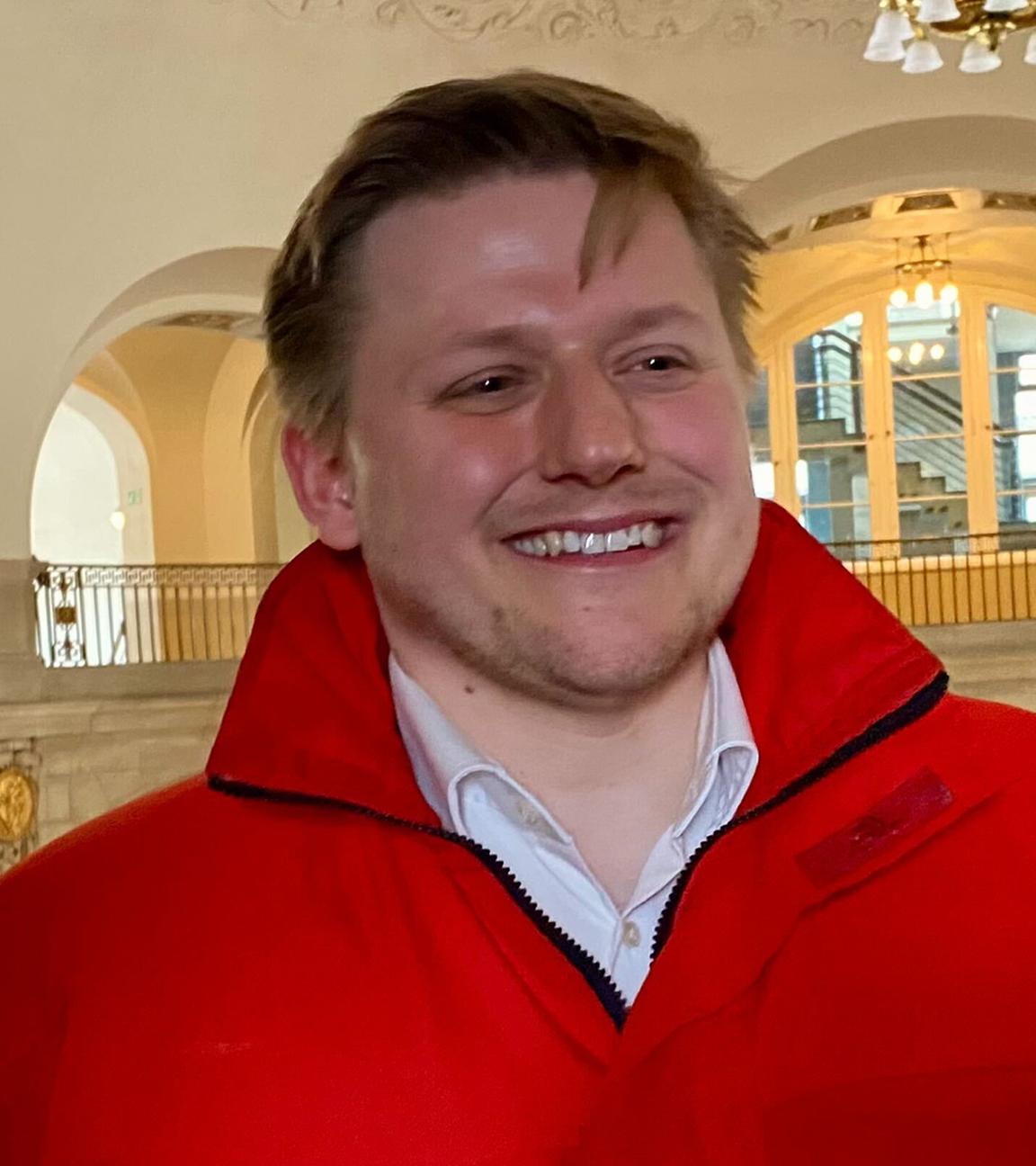 Der Satiriker Sebastian Hotz alias El Hotzo steht am 27.03.2026 nach der Entscheidung des Kammergerichts Berlin auf der Empore des Treppenhauses.