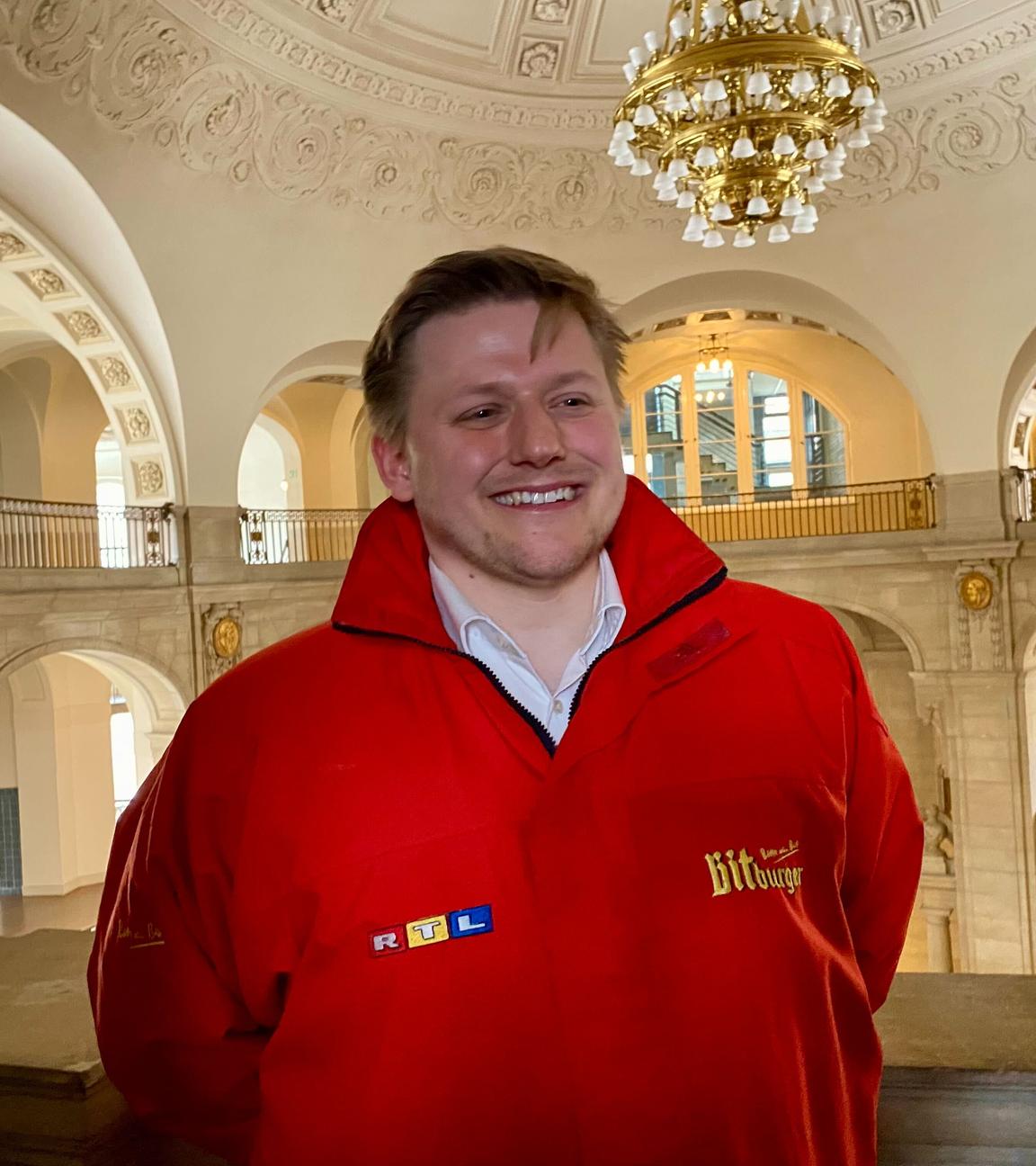 Der Satiriker Sebastian Hotz alias El Hotzo steht nach der Entscheidung des Kammergerichts Berlin auf der Empore des Treppenhauses.