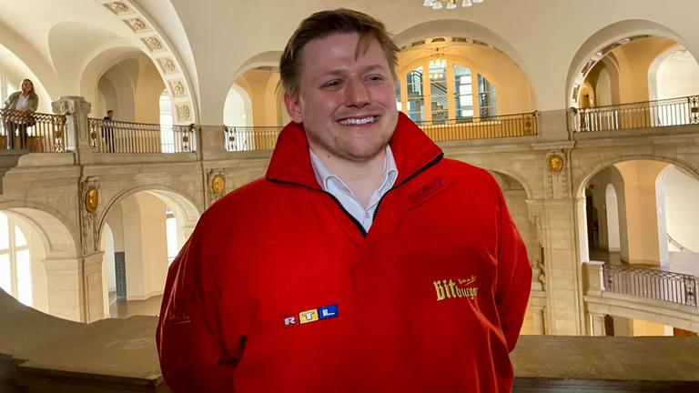 Der Satiriker Sebastian Hotz alias El Hotzo steht nach der Entscheidung des Kammergerichts Berlin auf der Empore des Treppenhauses.