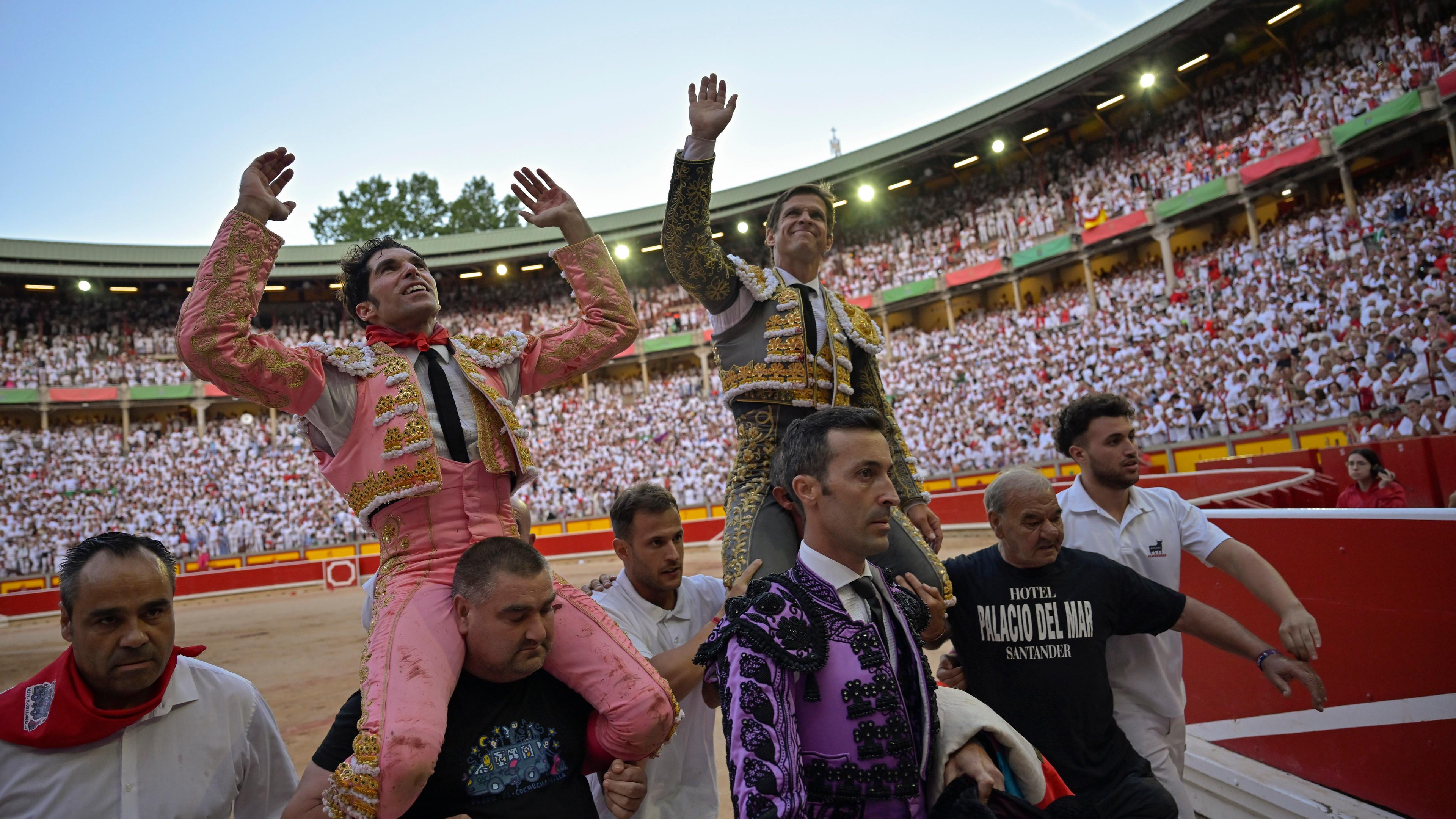 Stierkämpfer Cayetano und El Juli feiern nach ihrem Auftritt beim sechsten Stierkampf während der San Fermín Fiestas in Pamplona, Spanien, 12.07.2023.