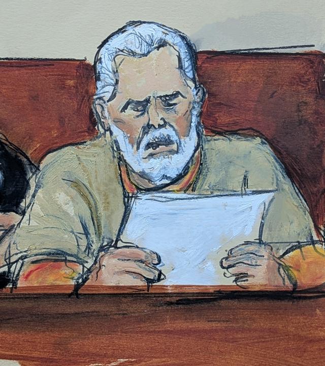 Auf dieser Gerichtsskizze verliest Ismael „El Mayo“ Zambada (Mitte) vor einem Bundesgericht im New Yorker Stadtteil Brooklyn seine Erklärung zur Urteilsverkündung, flankiert von einem U.S. Marshal (links) und seinem Anwalt Frank Perez (rechts).